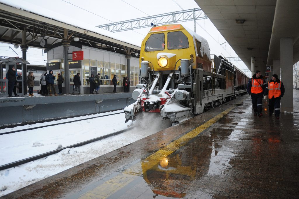 7 ноября 2016 года. Москва, Курский вокзал. Специальная снегоуборочная машина не дает железнодорожным путям утонуть в сугробах